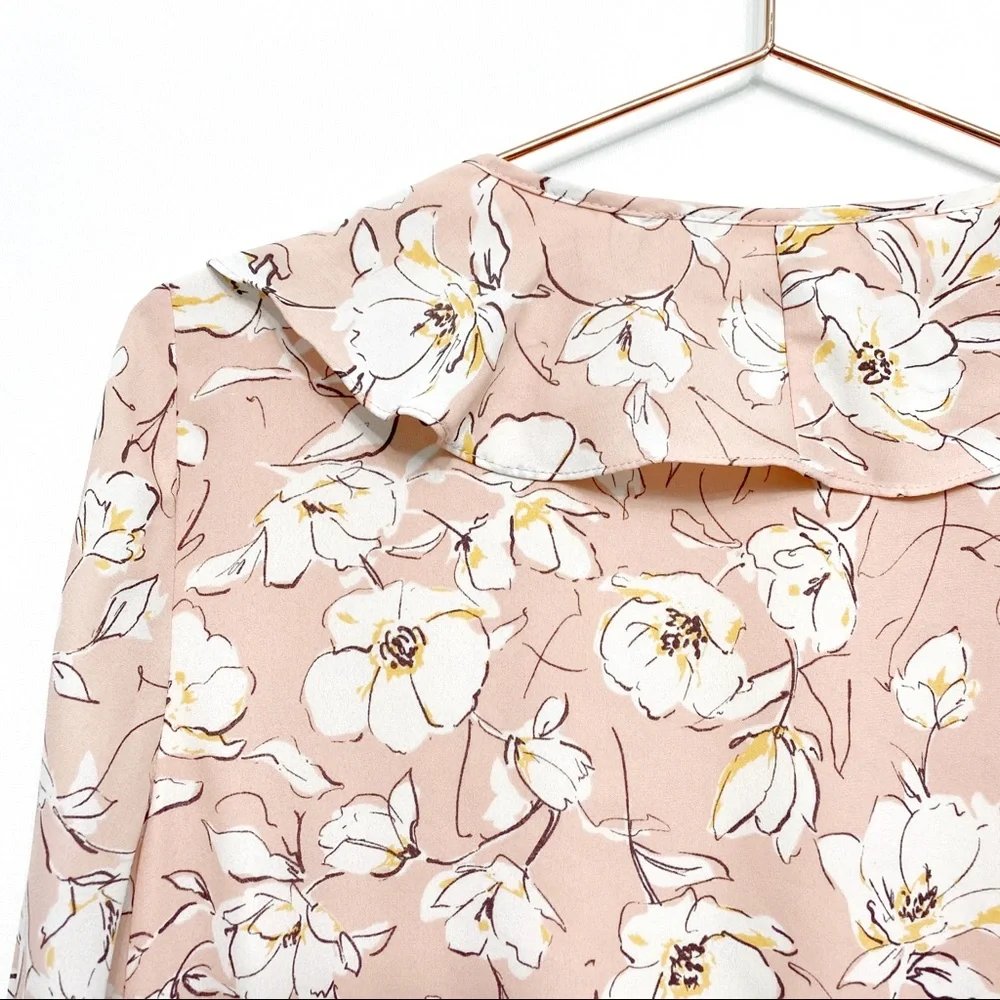 astr | ruffled button-front floral v-neck blouse blush pink m